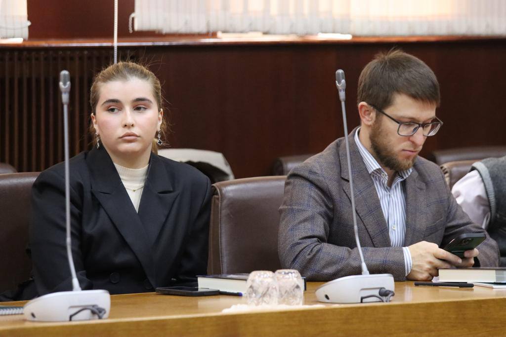Министр по нацполитике Дагестана наградил студентку ГПК